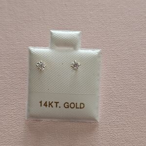 Elegant 14KT Gold Diamond Stud Earrings